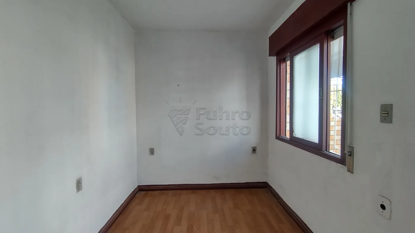 Comprar Casa / Padr&atilde;o em Pelotas R$ 350.000,00 - Foto 3