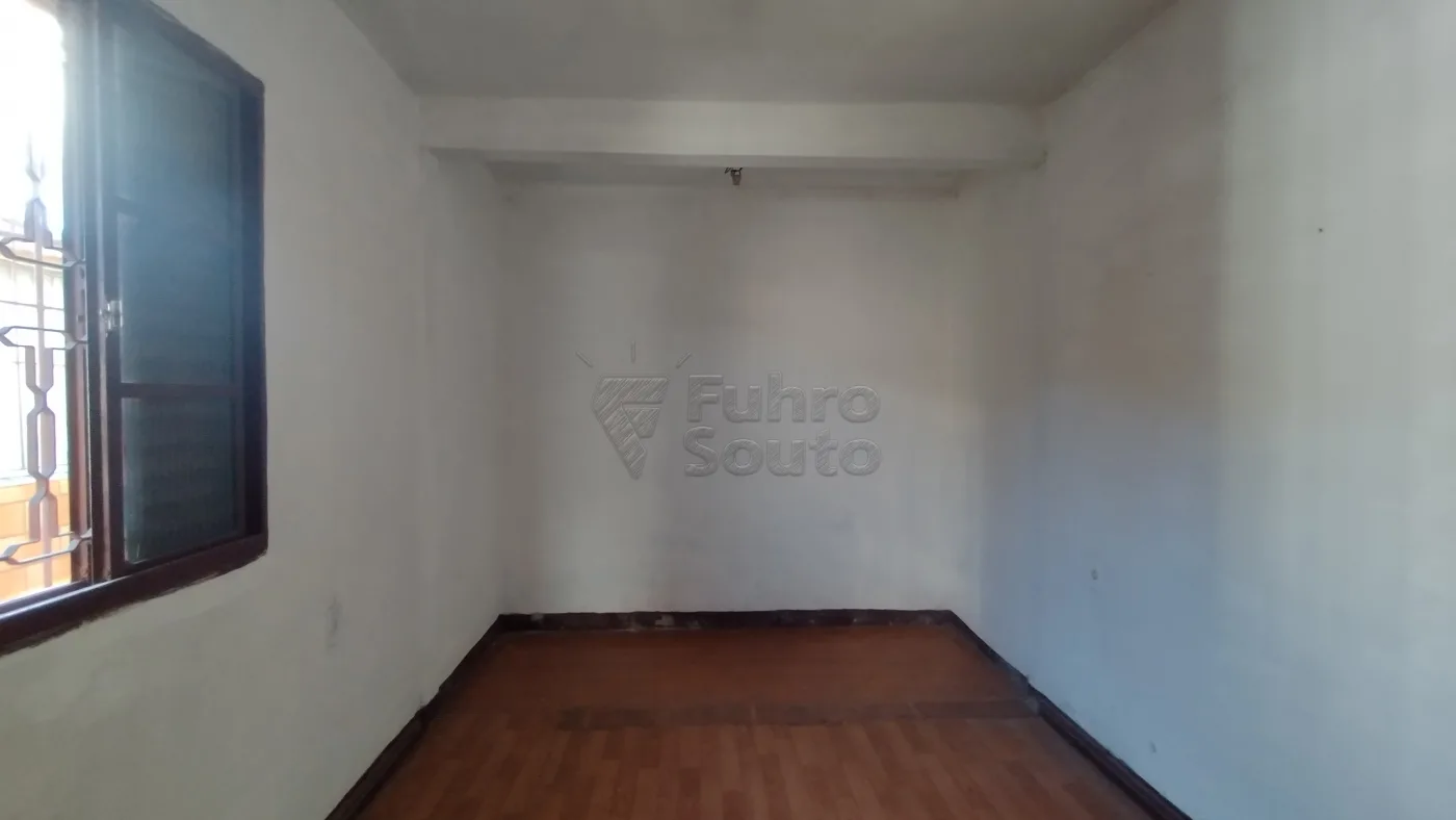 Comprar Casa / Padr&atilde;o em Pelotas R$ 350.000,00 - Foto 4