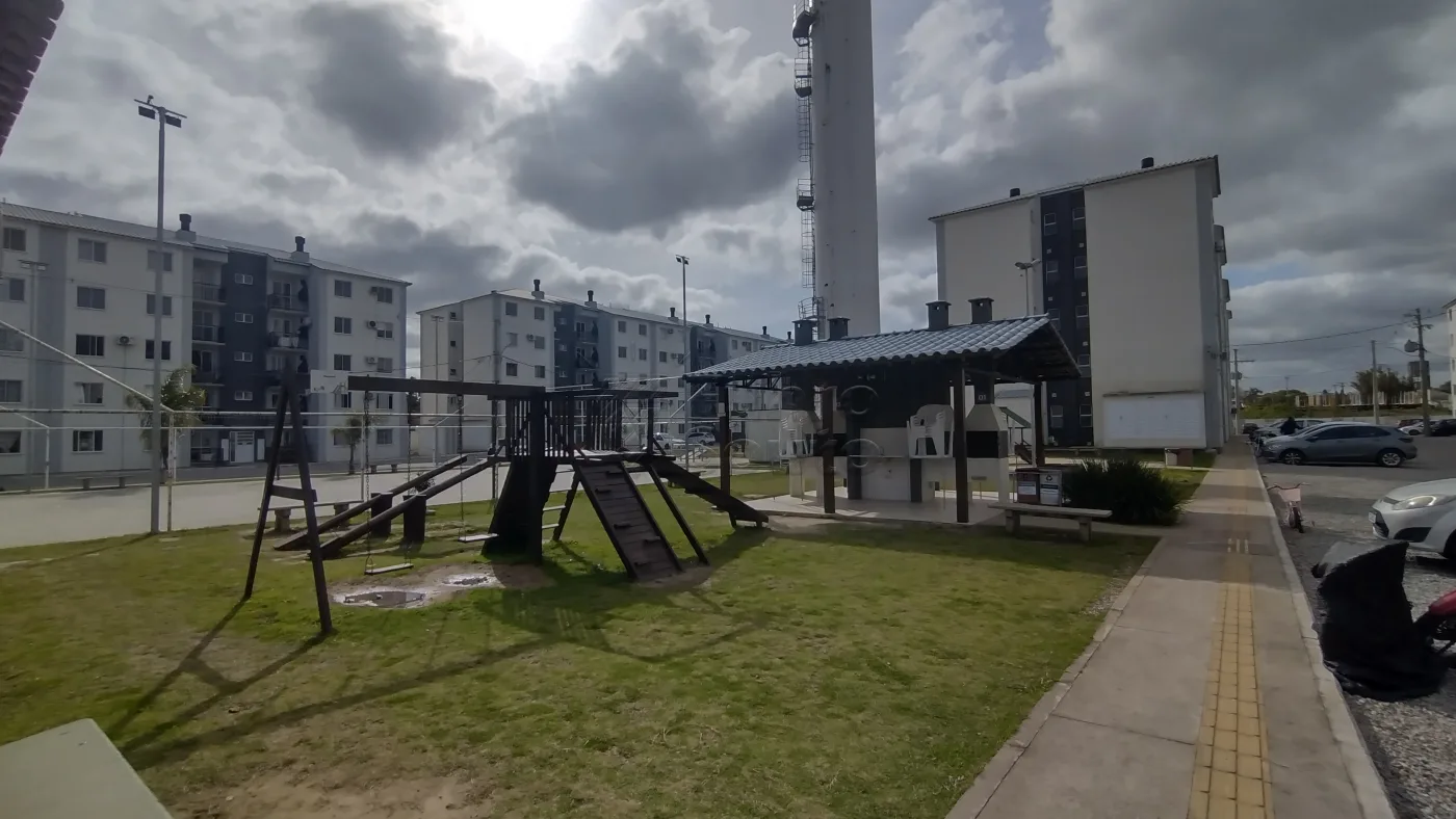 Comprar Apartamento / Padr&atilde;o em Pelotas R$ 195.000,00 - Foto 12