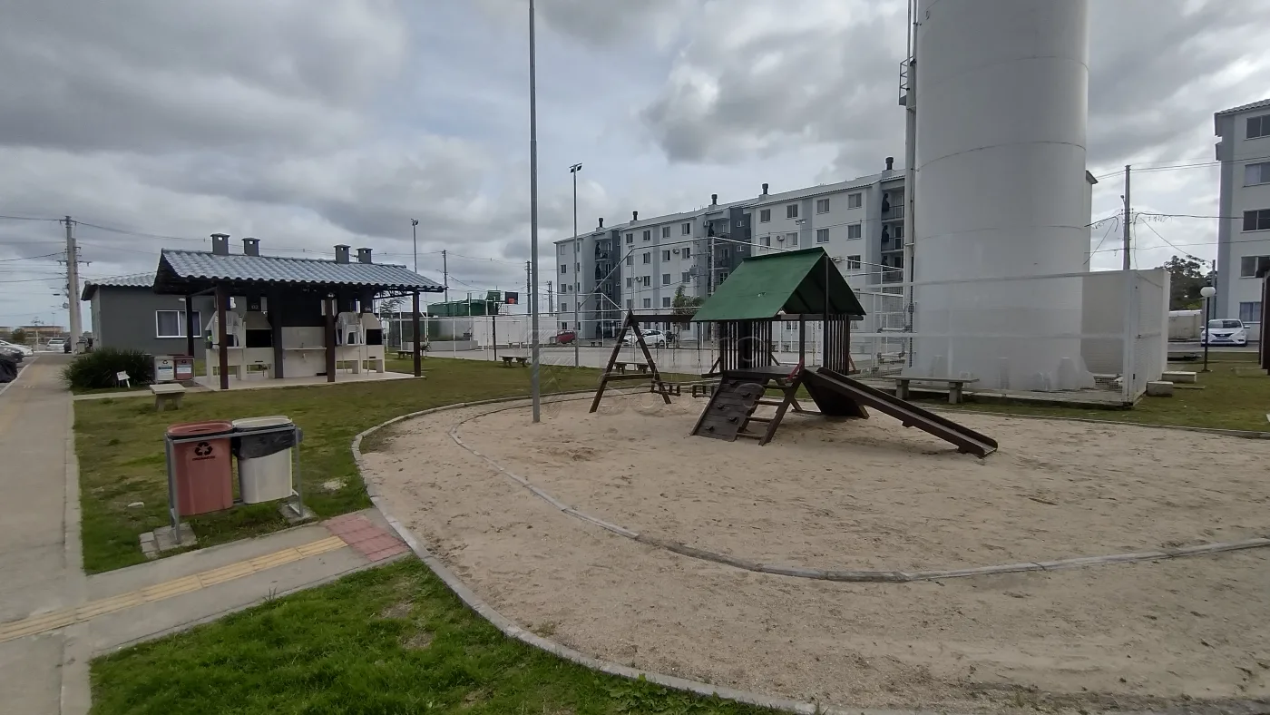 Comprar Apartamento / Padr&atilde;o em Pelotas R$ 195.000,00 - Foto 17