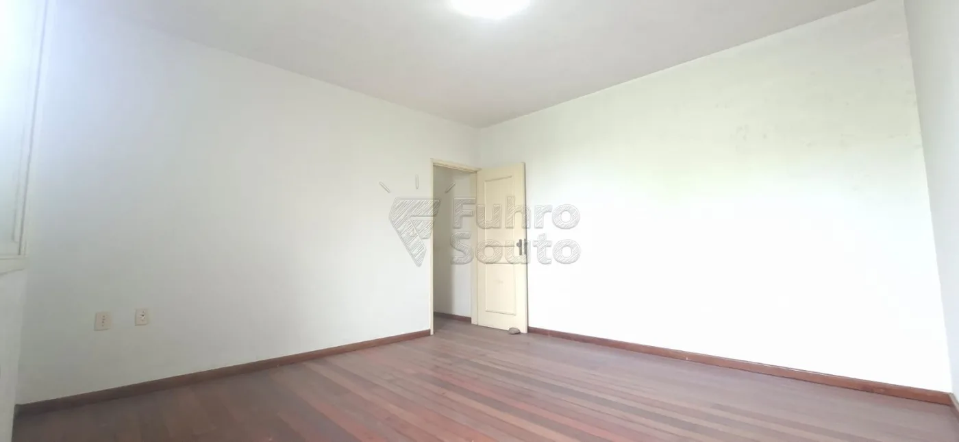 Comprar Casa / Padr&atilde;o em Pelotas R$ 890.000,00 - Foto 13