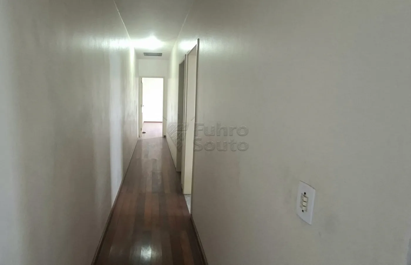 Comprar Casa / Padr&atilde;o em Pelotas R$ 890.000,00 - Foto 11
