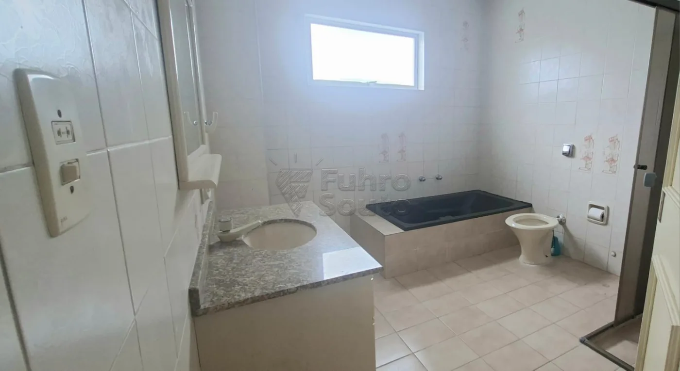 Comprar Casa / Padr&atilde;o em Pelotas R$ 890.000,00 - Foto 18