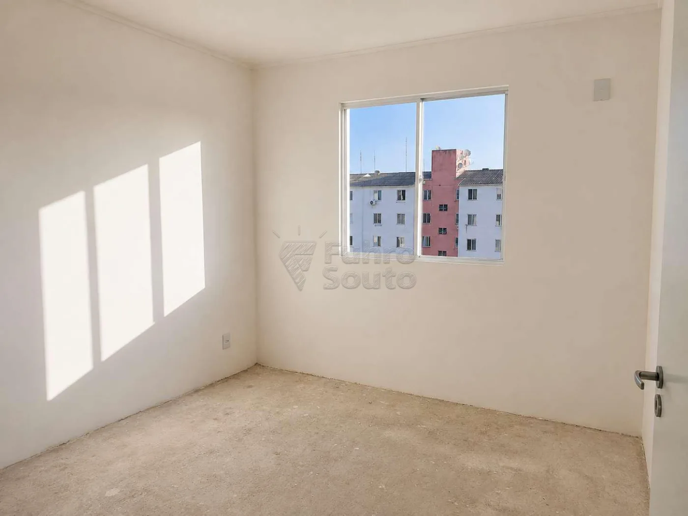 Comprar Apartamento / Padr&atilde;o em Pelotas R$ 140.000,00 - Foto 4