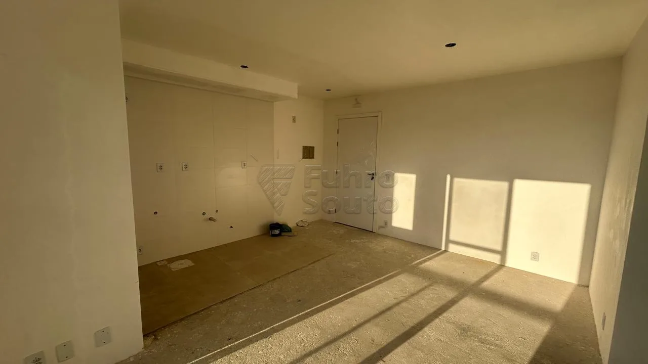 Comprar Apartamento / Padr&atilde;o em Pelotas R$ 300.000,00 - Foto 2