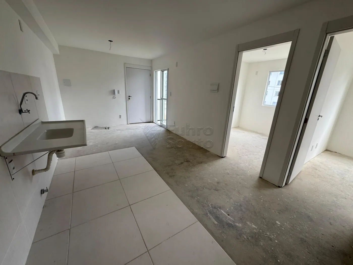 Comprar Apartamento / Padr&atilde;o em Pelotas R$ 180.000,00 - Foto 3