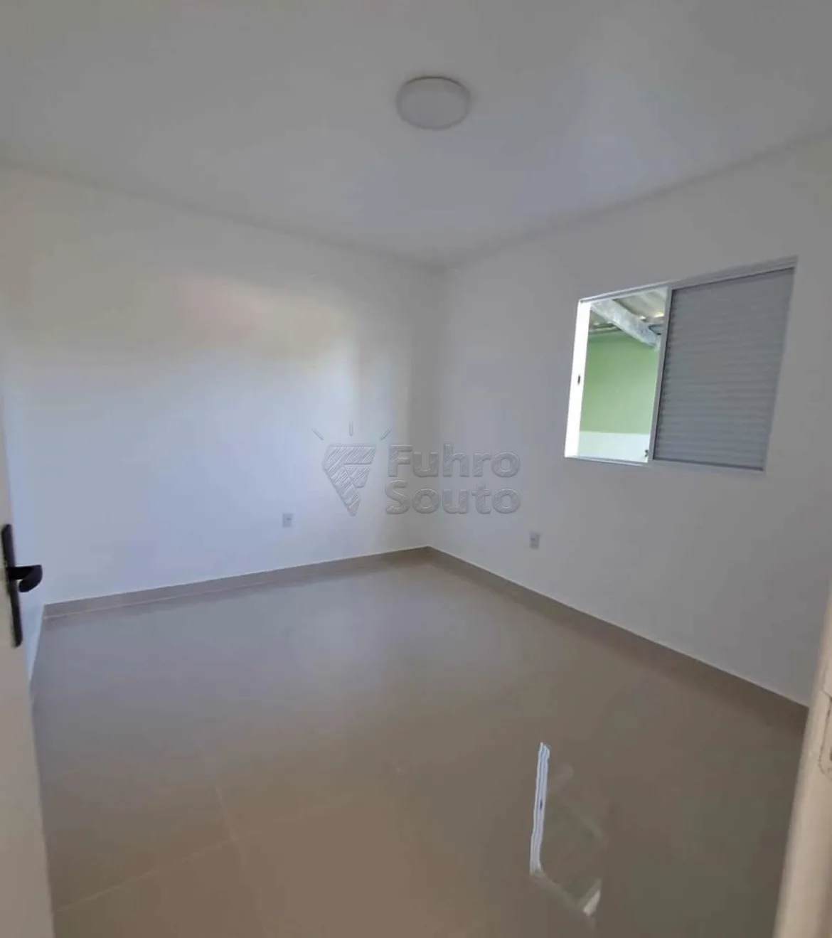 Comprar Casa / Padr&atilde;o em Pelotas R$ 290.000,00 - Foto 3