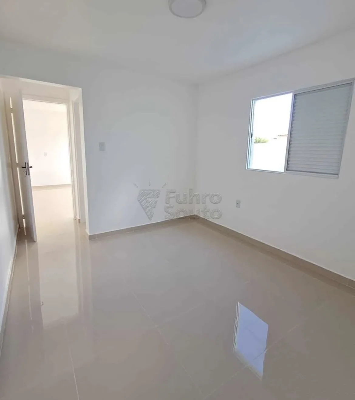 Comprar Casa / Padr&atilde;o em Pelotas R$ 290.000,00 - Foto 4