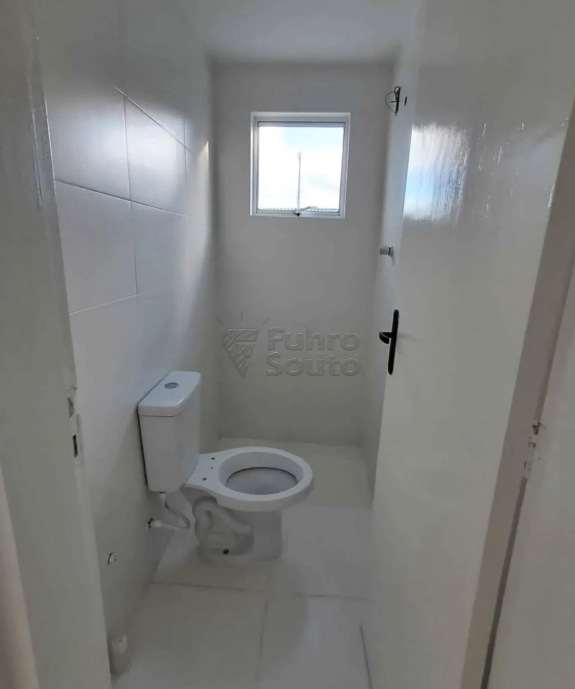 Comprar Casa / Padr&atilde;o em Pelotas R$ 290.000,00 - Foto 5