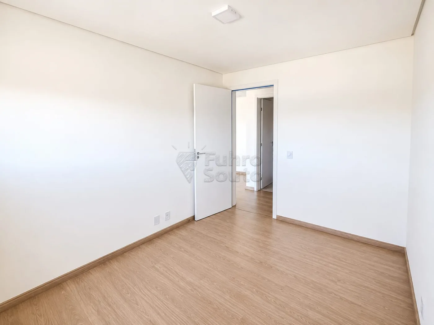 Comprar Apartamento / Padr&atilde;o em Pelotas R$ 360.000,00 - Foto 4