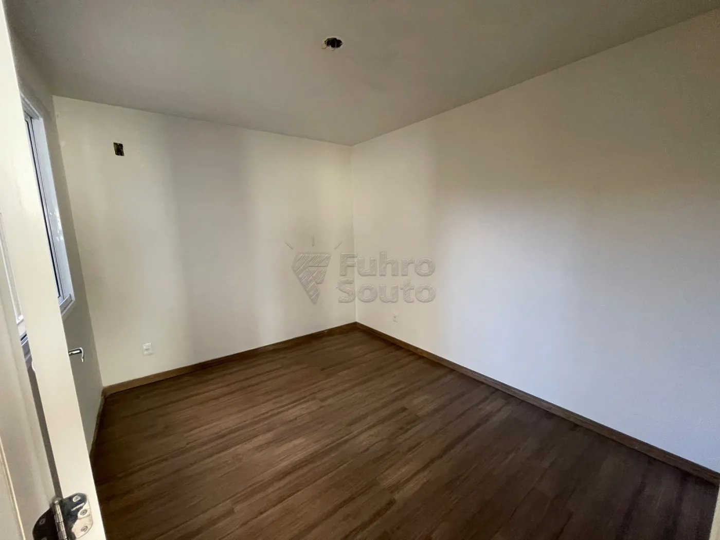Comprar Apartamento / Padr&atilde;o em Pelotas R$ 180.000,00 - Foto 2