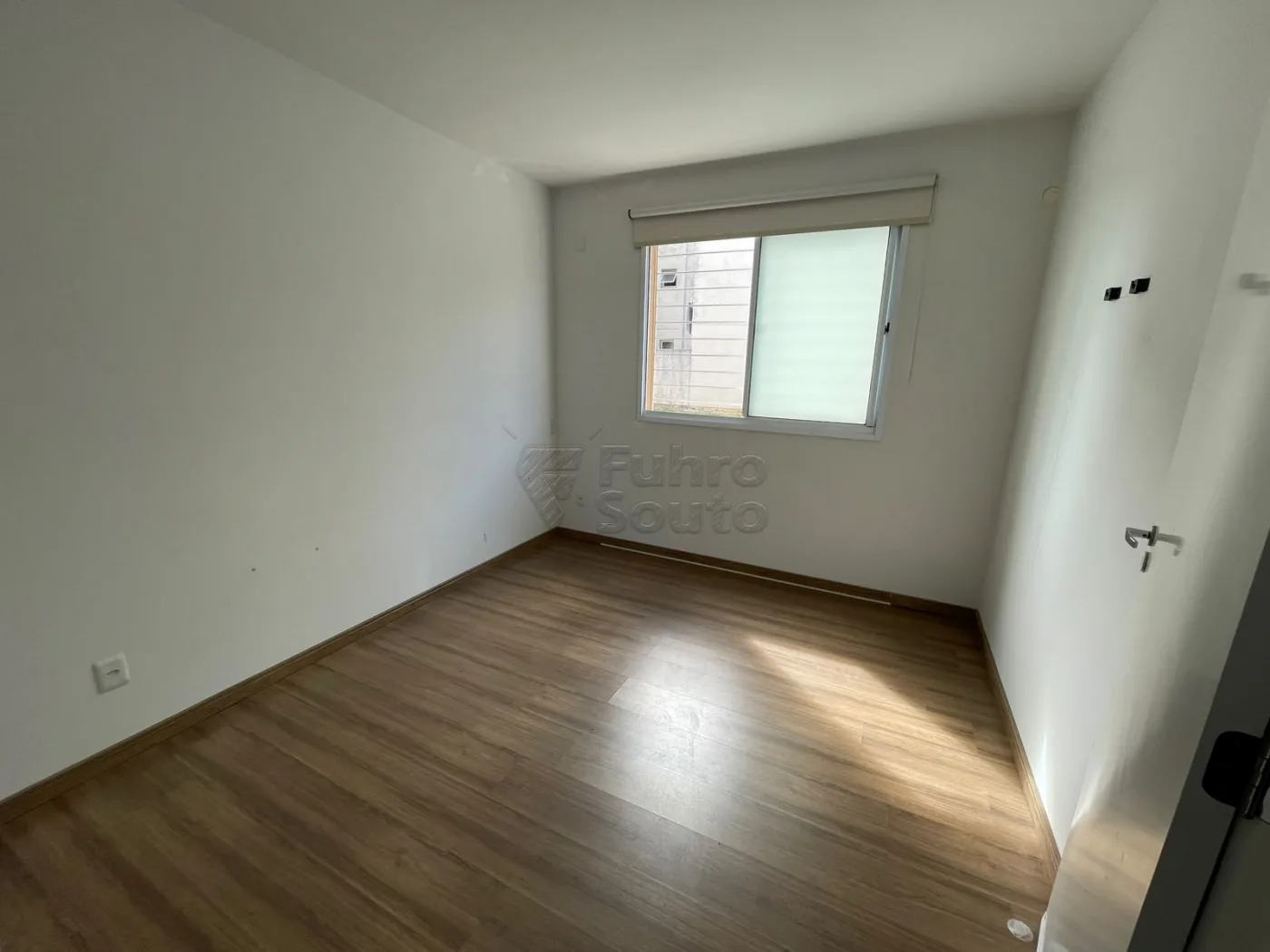 Comprar Apartamento / Padr&atilde;o em Pelotas R$ 180.000,00 - Foto 5