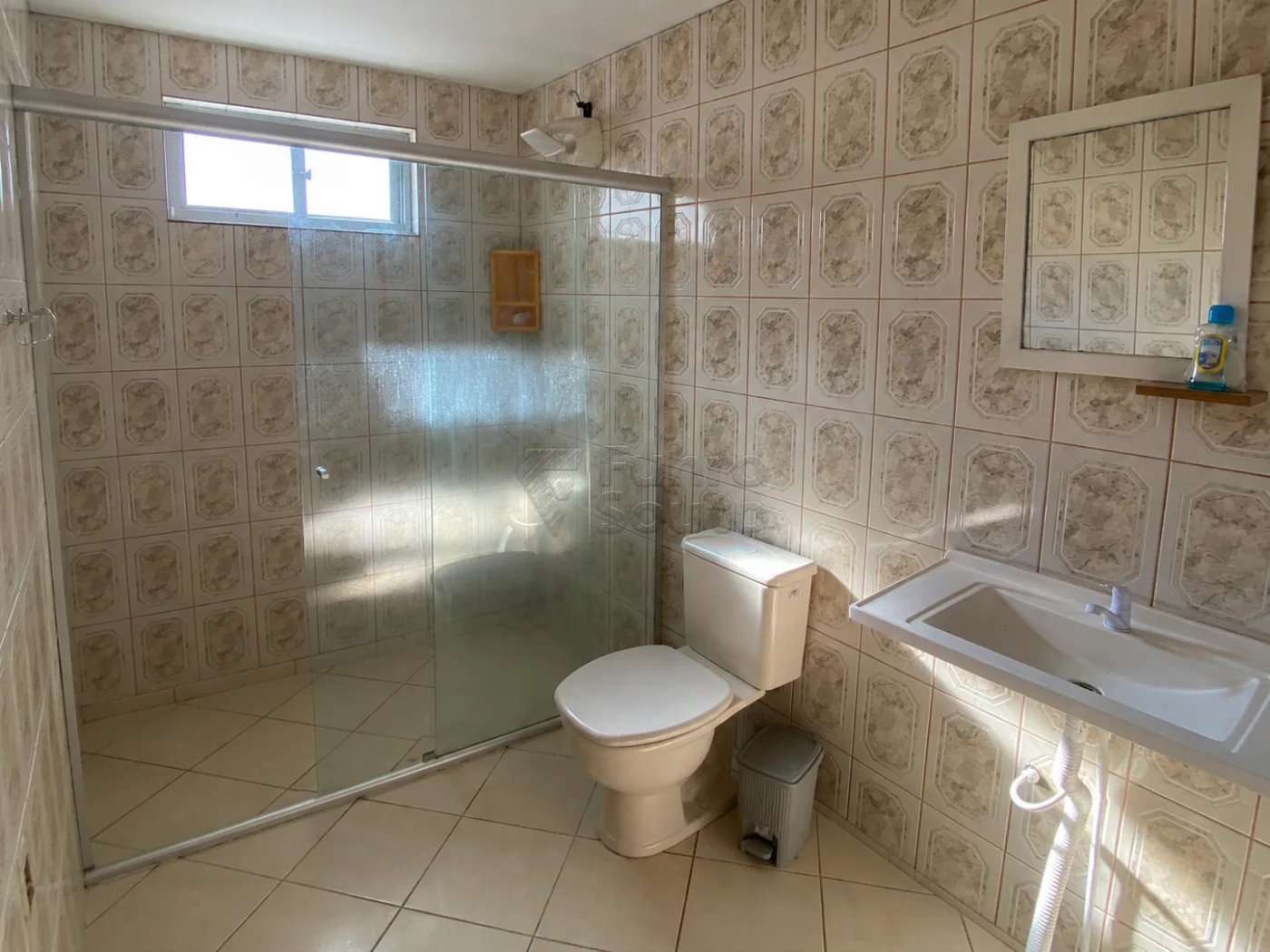 Comprar Casa / Padr&atilde;o em Pelotas R$ 380.000,00 - Foto 4