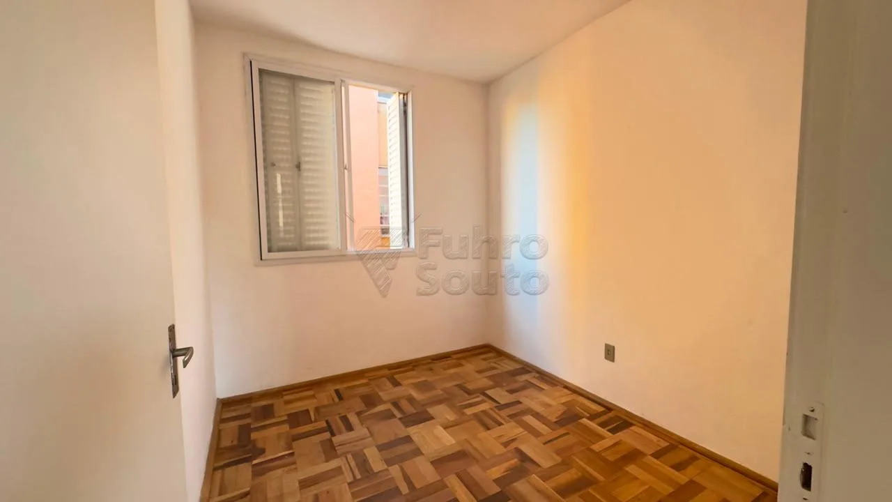 Comprar Apartamento / Padr&atilde;o em Pelotas R$ 180.000,00 - Foto 2