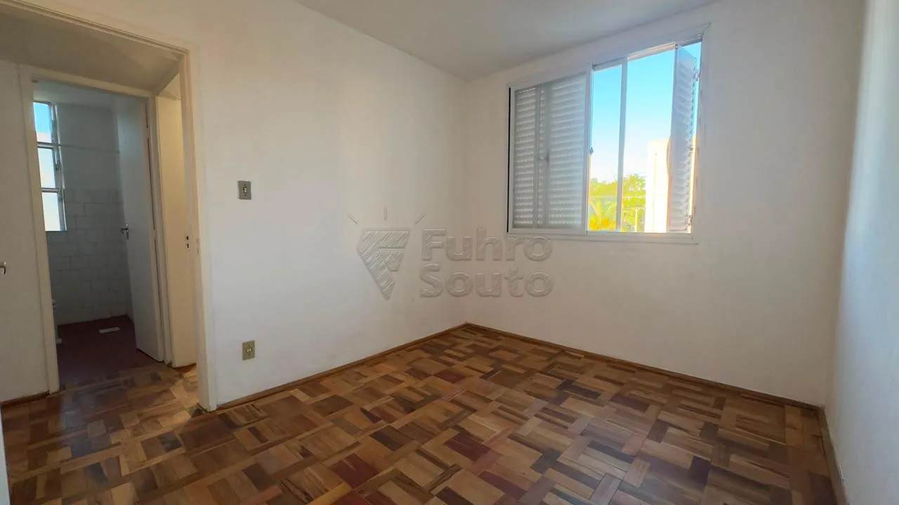 Comprar Apartamento / Padr&atilde;o em Pelotas R$ 180.000,00 - Foto 3