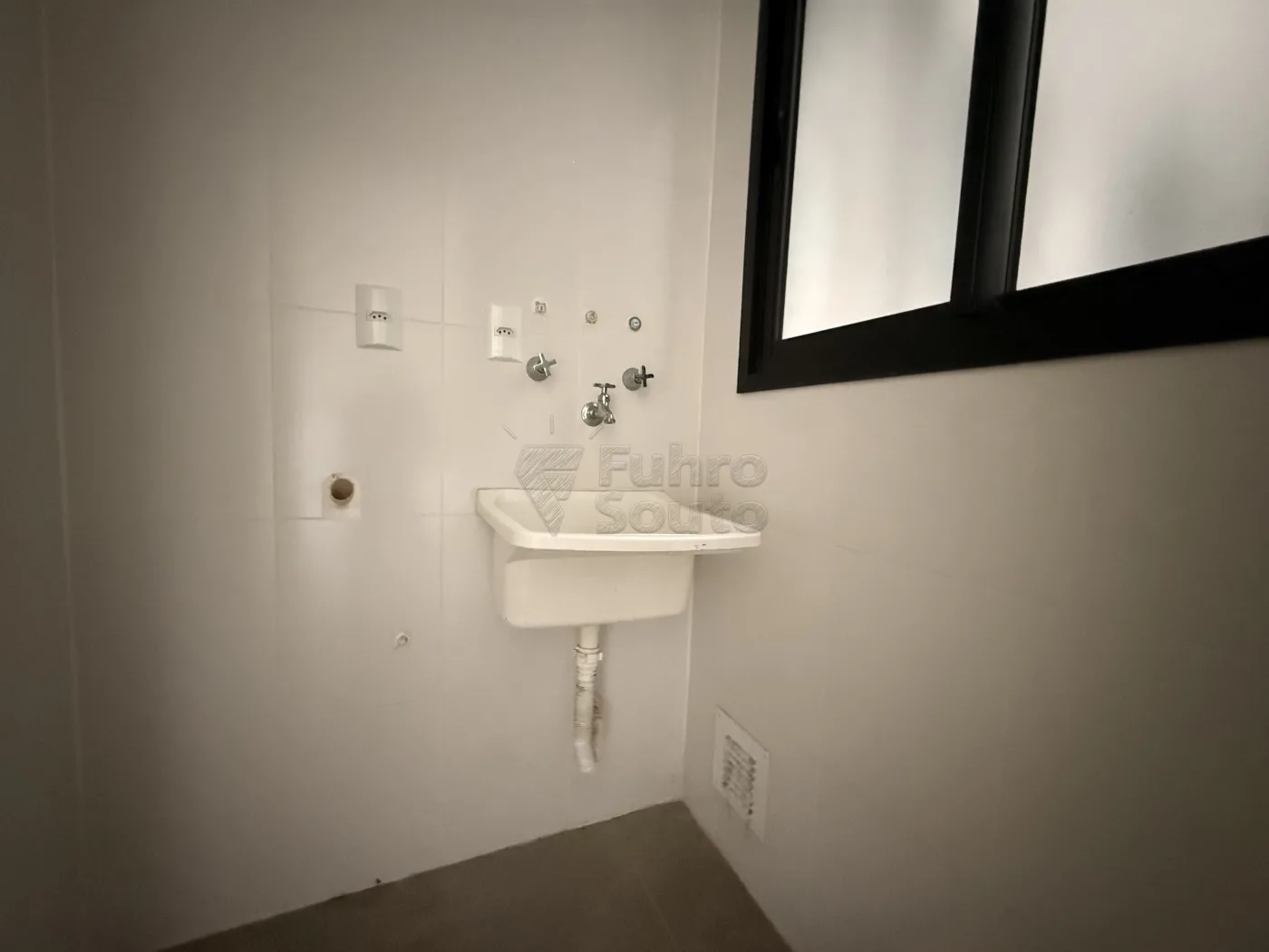 Comprar Apartamento / Padr&atilde;o em Pelotas R$ 275.000,00 - Foto 5