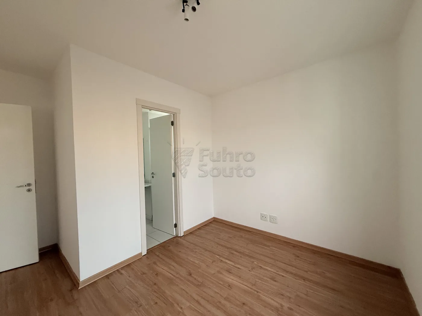 Comprar Apartamento / Padr&atilde;o em Pelotas R$ 360.000,00 - Foto 10