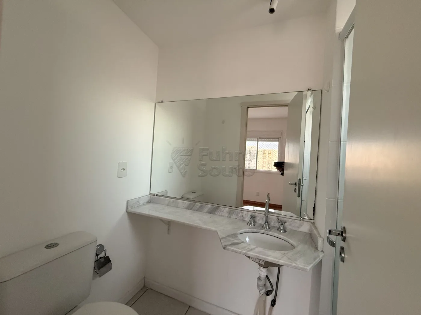 Comprar Apartamento / Padr&atilde;o em Pelotas R$ 360.000,00 - Foto 11