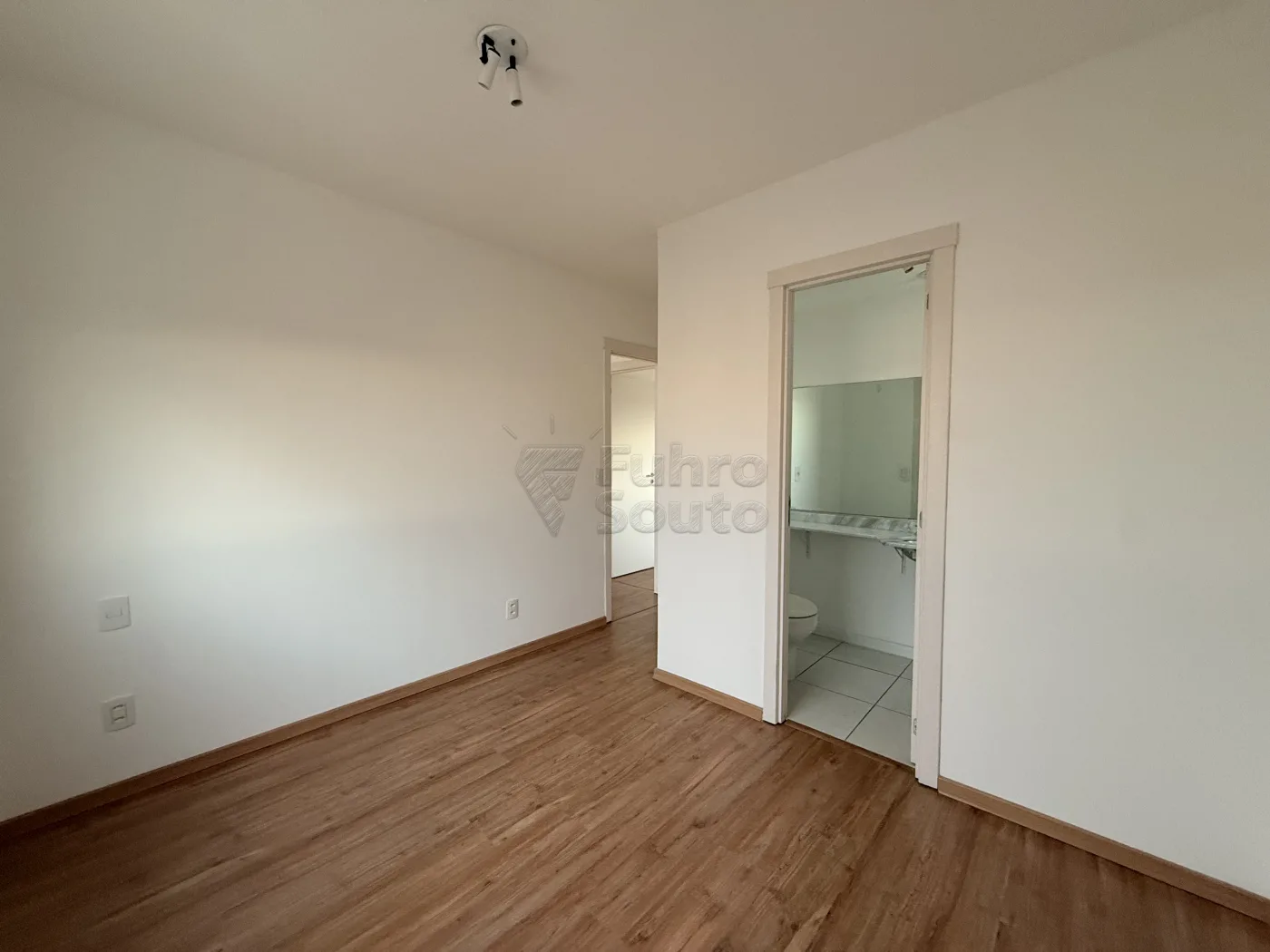Comprar Apartamento / Padr&atilde;o em Pelotas R$ 360.000,00 - Foto 12