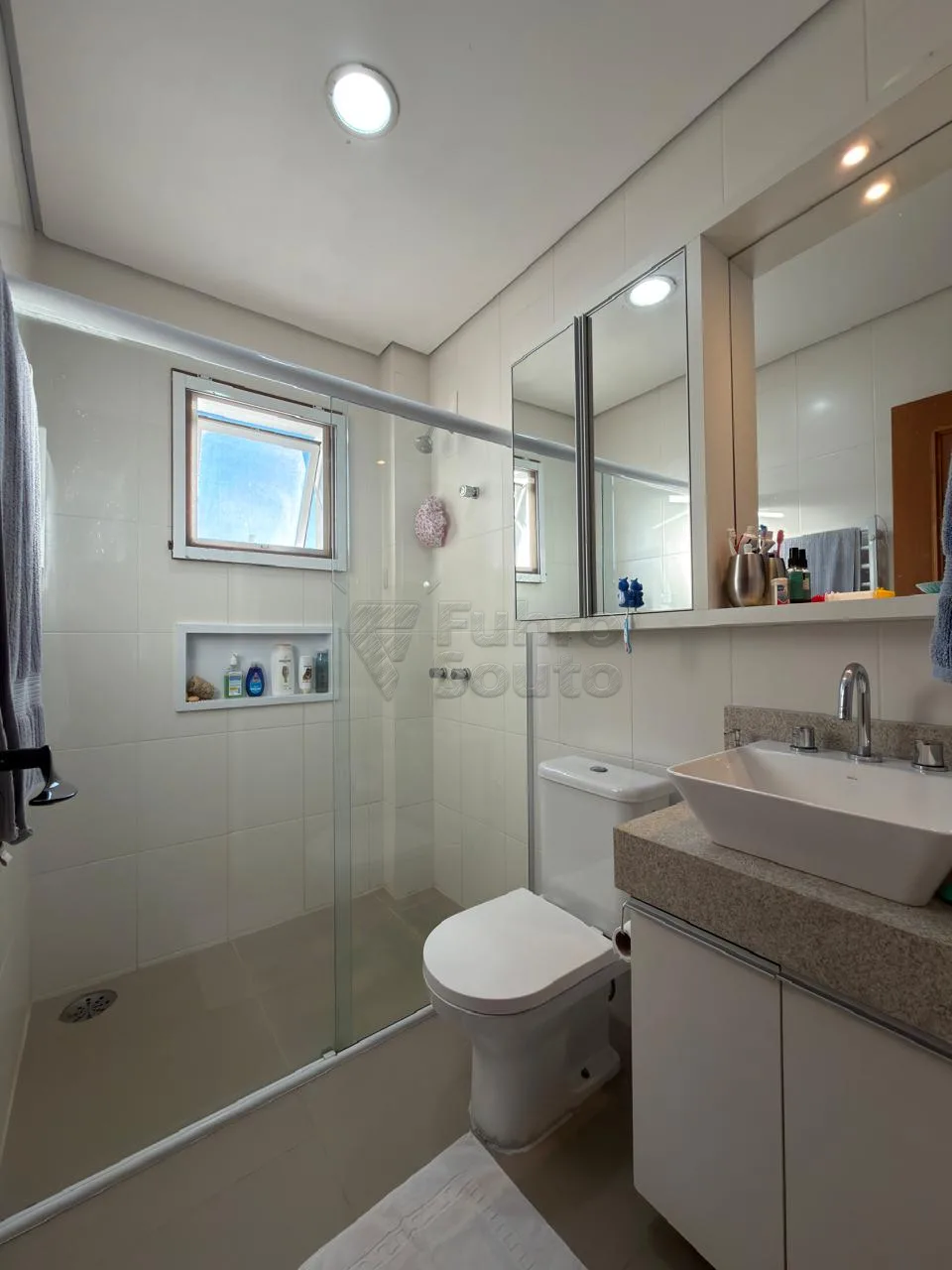 Comprar Casa / Padr&atilde;o em Pelotas R$ 790.000,00 - Foto 4