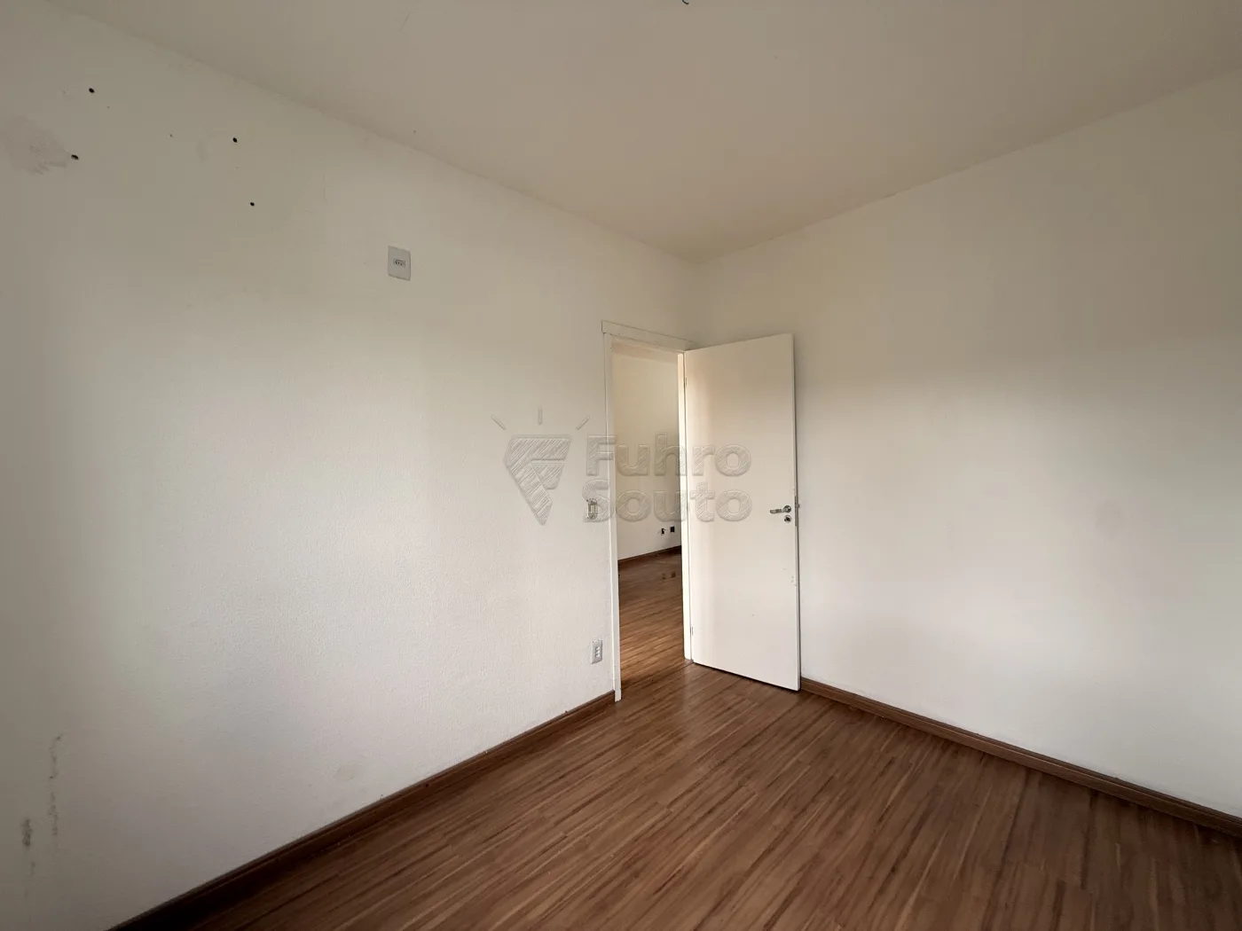 Comprar Casa / Padr&atilde;o em Pelotas R$ 220.000,00 - Foto 2