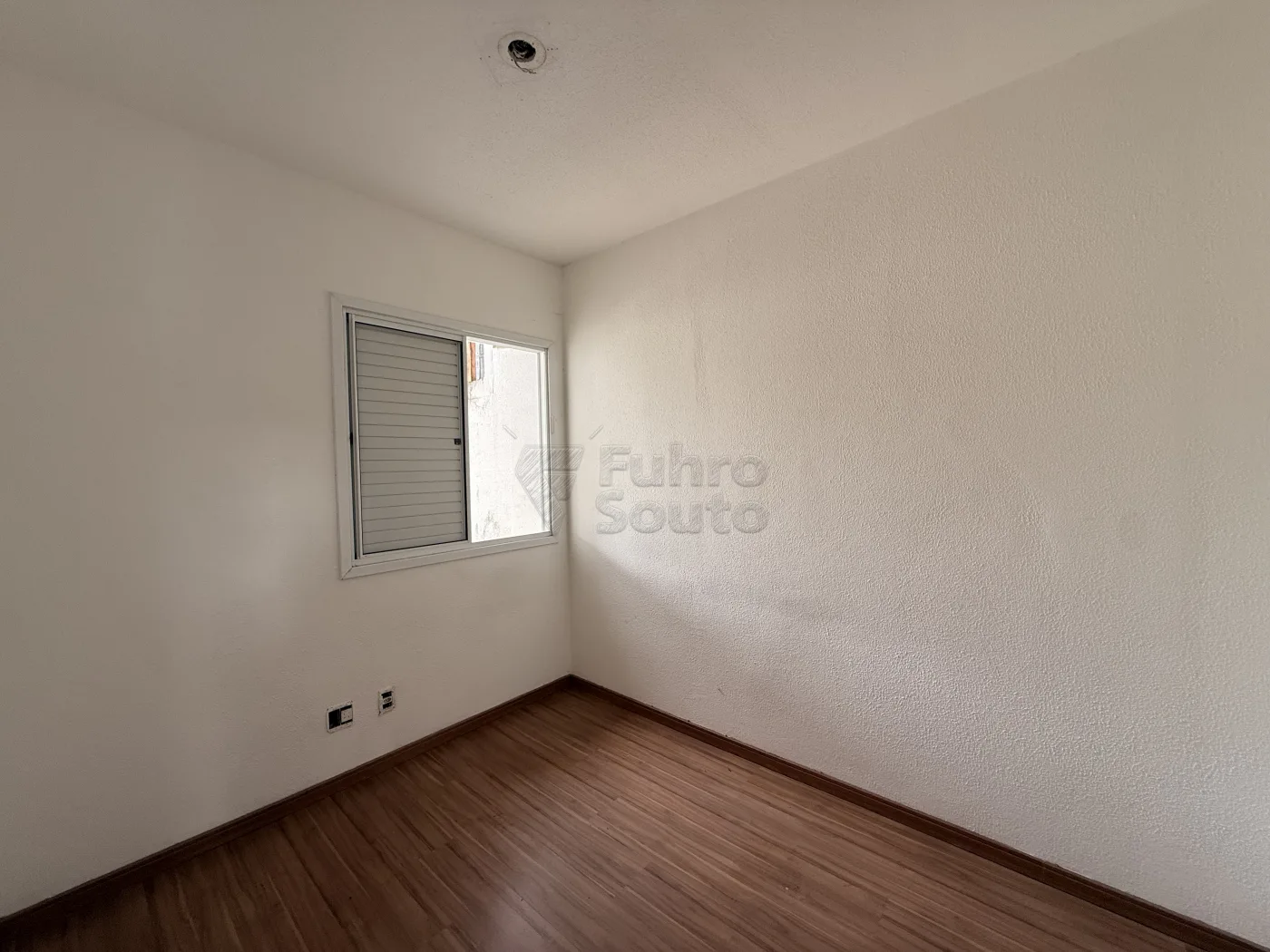 Comprar Casa / Padr&atilde;o em Pelotas R$ 220.000,00 - Foto 3