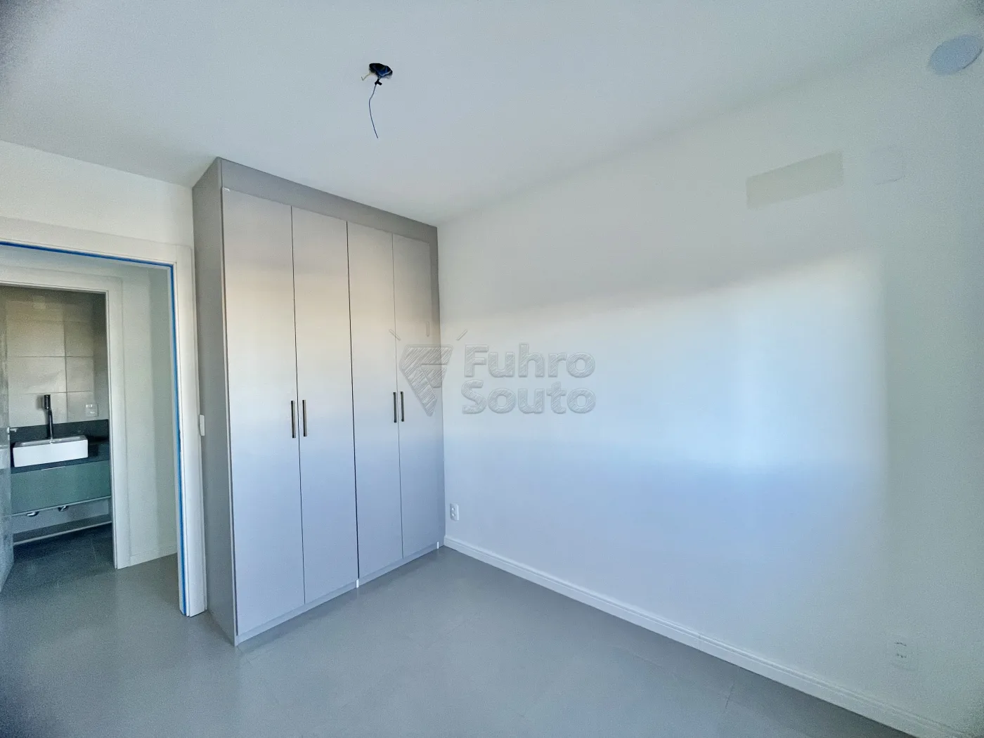 Comprar Apartamento / Padr&atilde;o em Pelotas R$ 448.000,00 - Foto 4