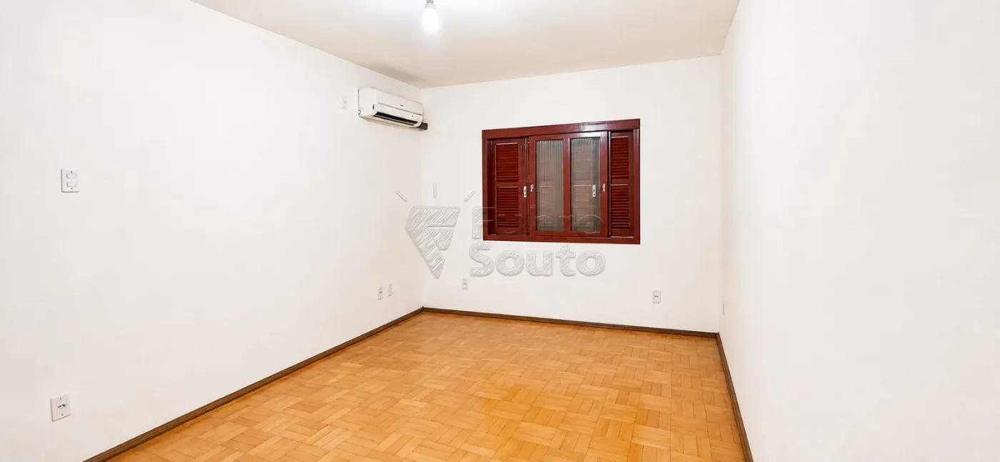 Comprar Casa / Padr&atilde;o em Pelotas R$ 450.000,00 - Foto 1
