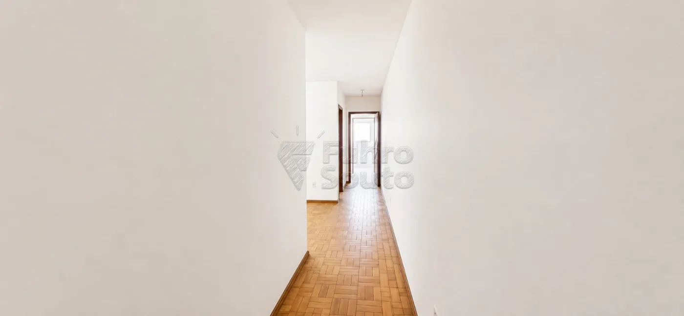 Comprar Casa / Padr&atilde;o em Pelotas R$ 450.000,00 - Foto 2