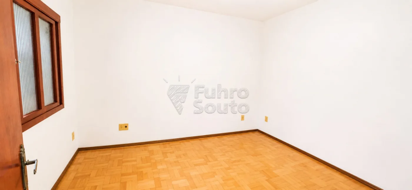 Comprar Casa / Padr&atilde;o em Pelotas R$ 450.000,00 - Foto 3
