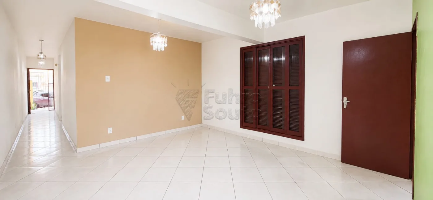 Comprar Casa / Padr&atilde;o em Pelotas R$ 450.000,00 - Foto 5