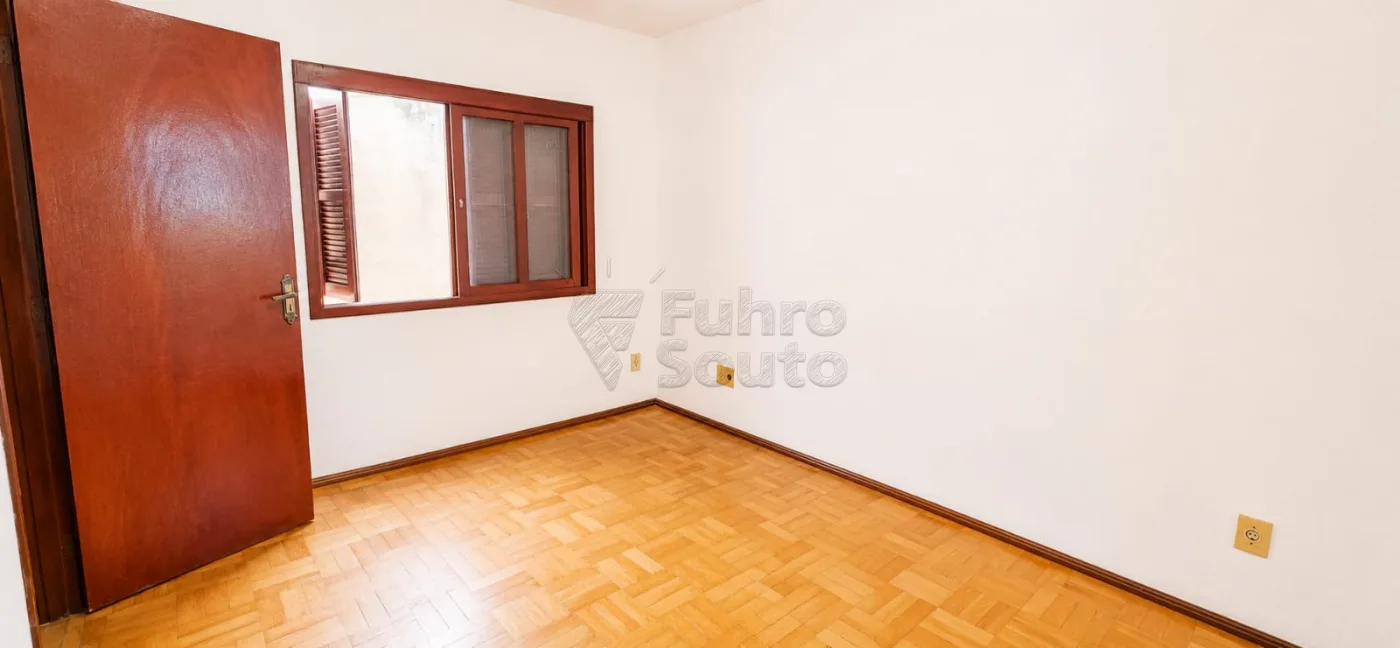 Comprar Casa / Padr&atilde;o em Pelotas R$ 450.000,00 - Foto 6