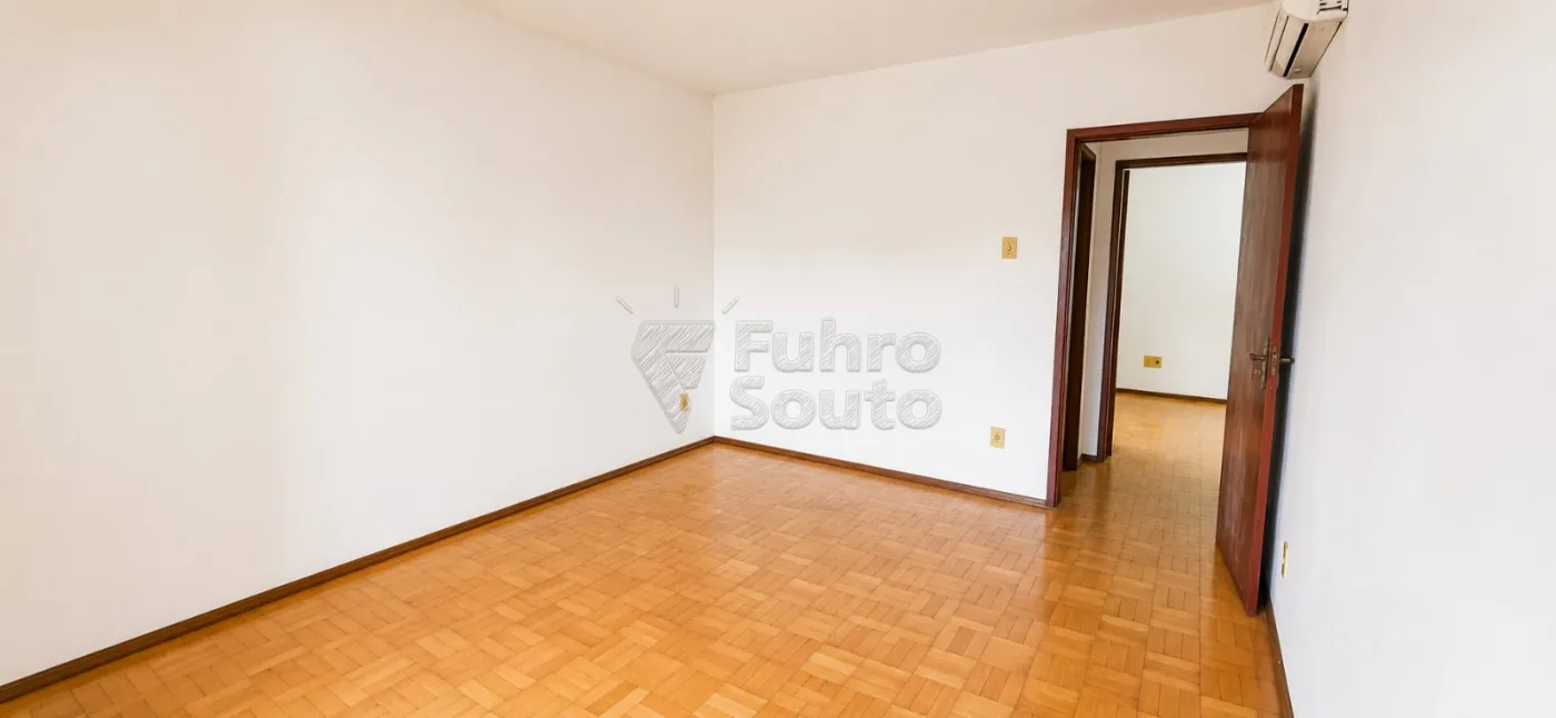 Comprar Casa / Padr&atilde;o em Pelotas R$ 450.000,00 - Foto 9
