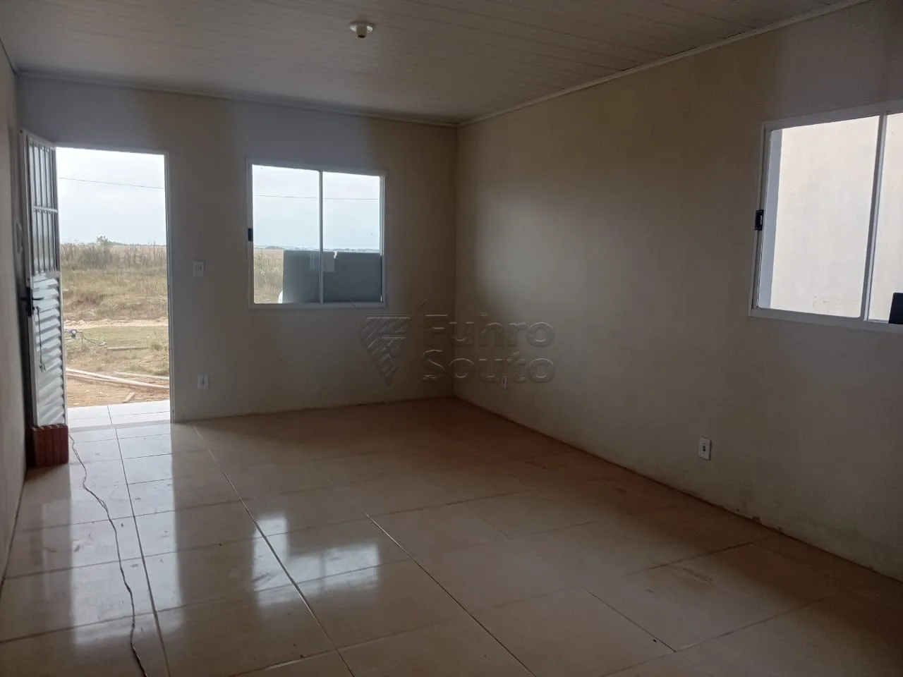 Comprar Casa / Padr&atilde;o em Pelotas R$ 185.000,00 - Foto 2