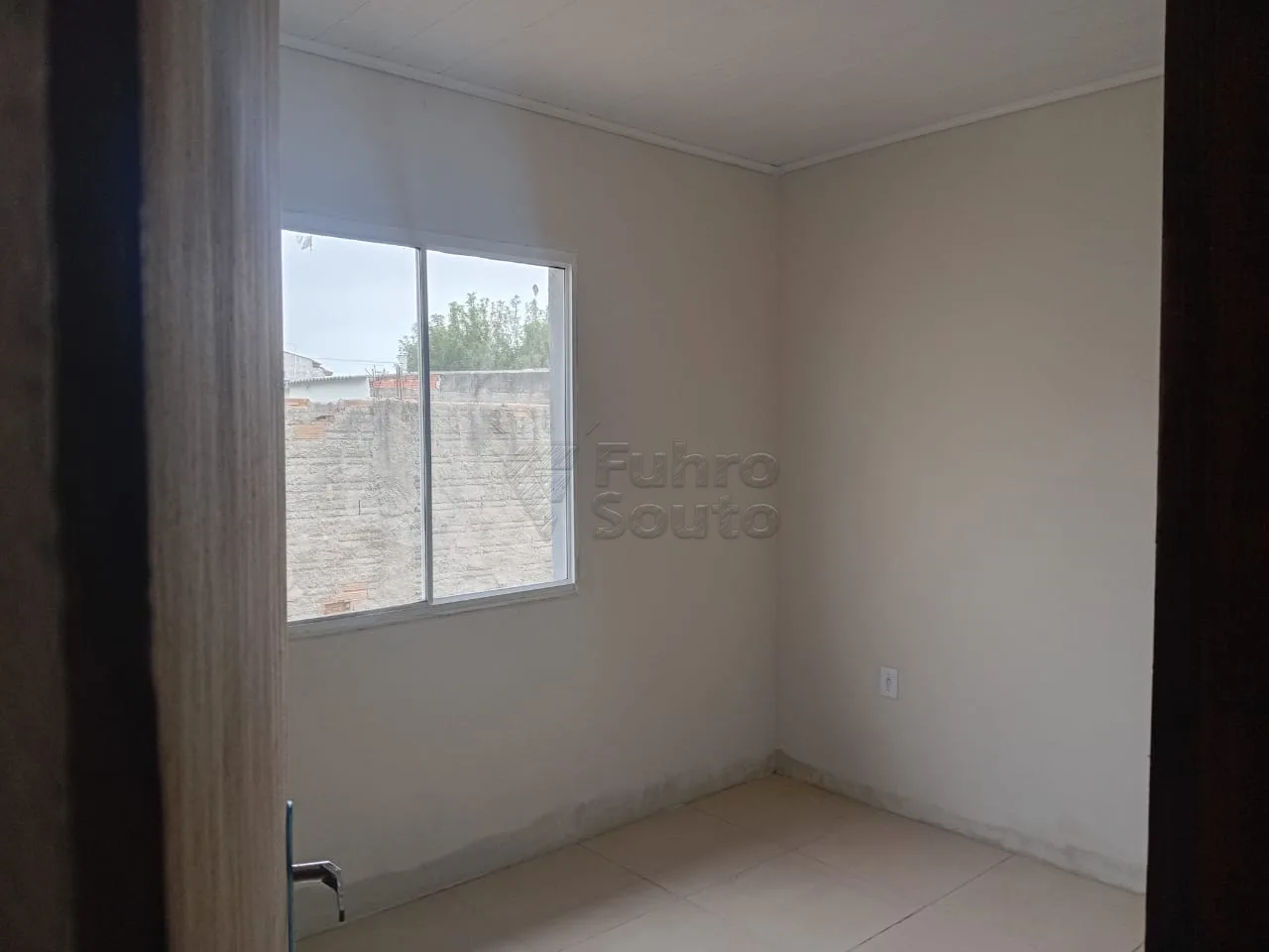 Comprar Casa / Padr&atilde;o em Pelotas R$ 185.000,00 - Foto 4