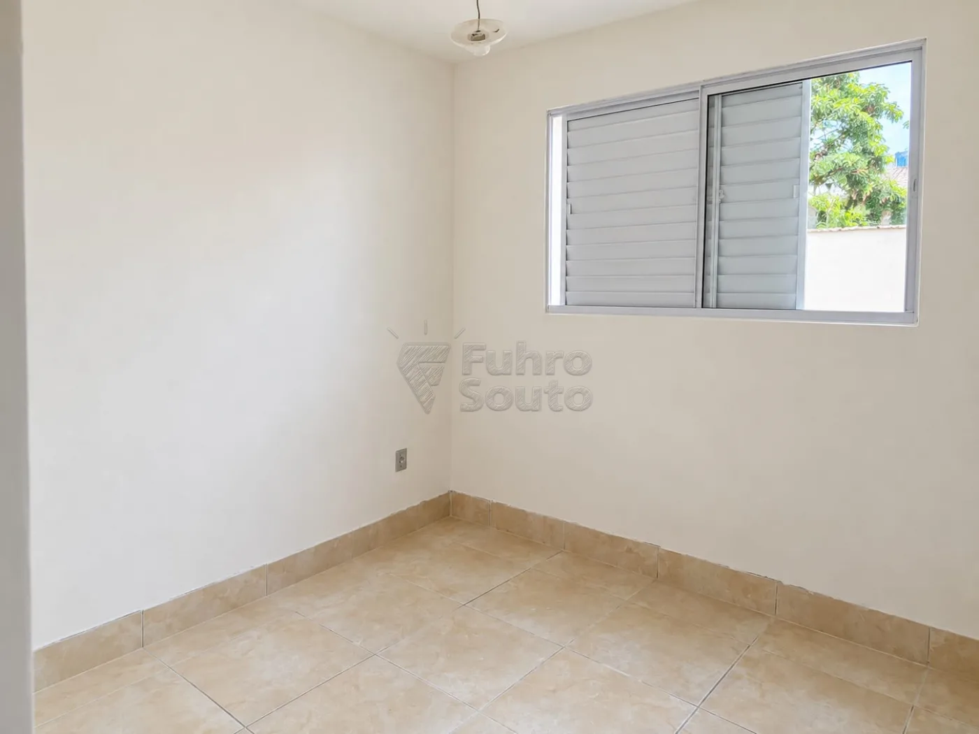 Comprar Casa / Padr&atilde;o em Pelotas R$ 197.000,00 - Foto 2
