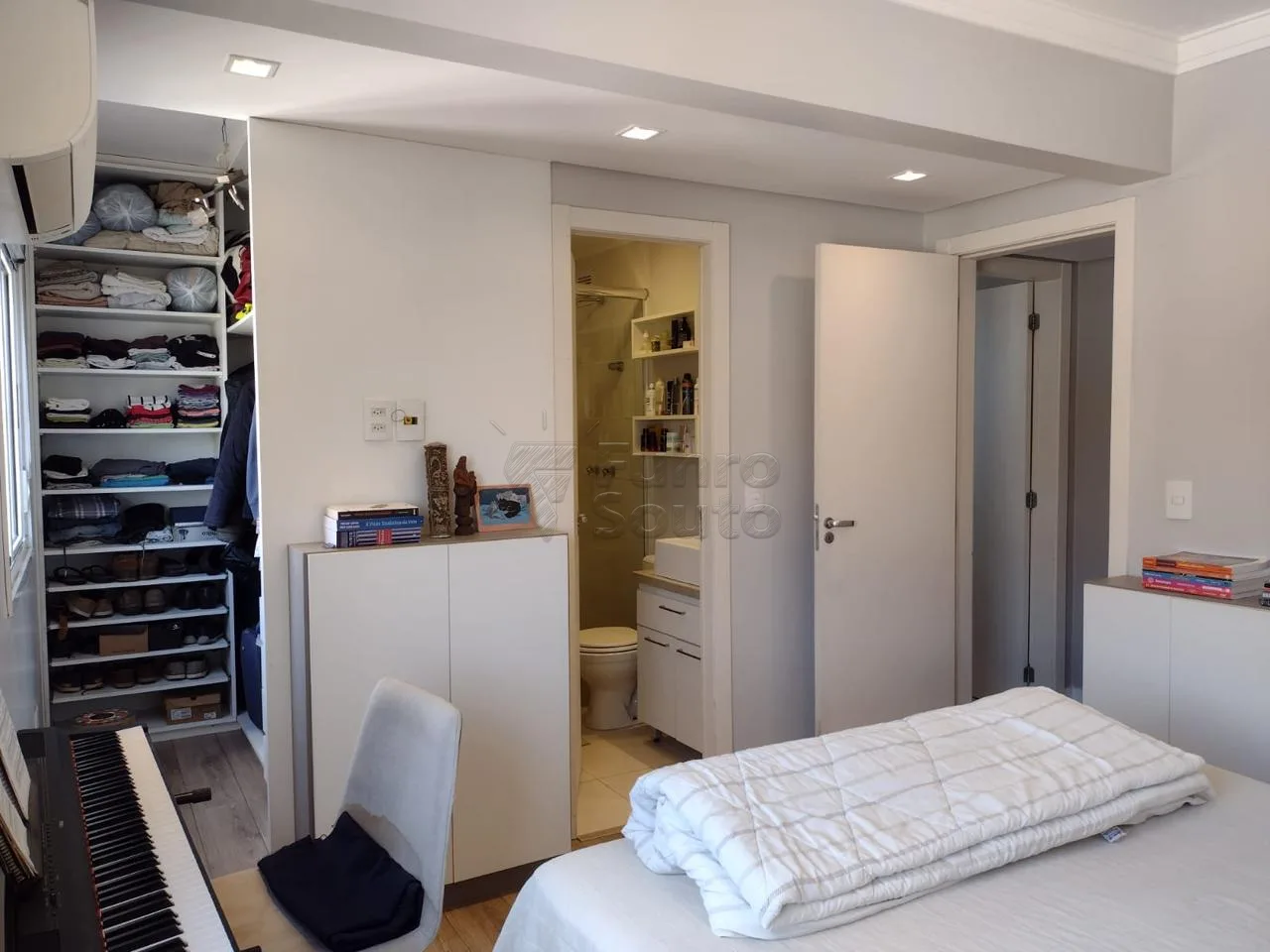 Comprar Apartamento / Padr&atilde;o em Pelotas R$ 365.000,00 - Foto 7