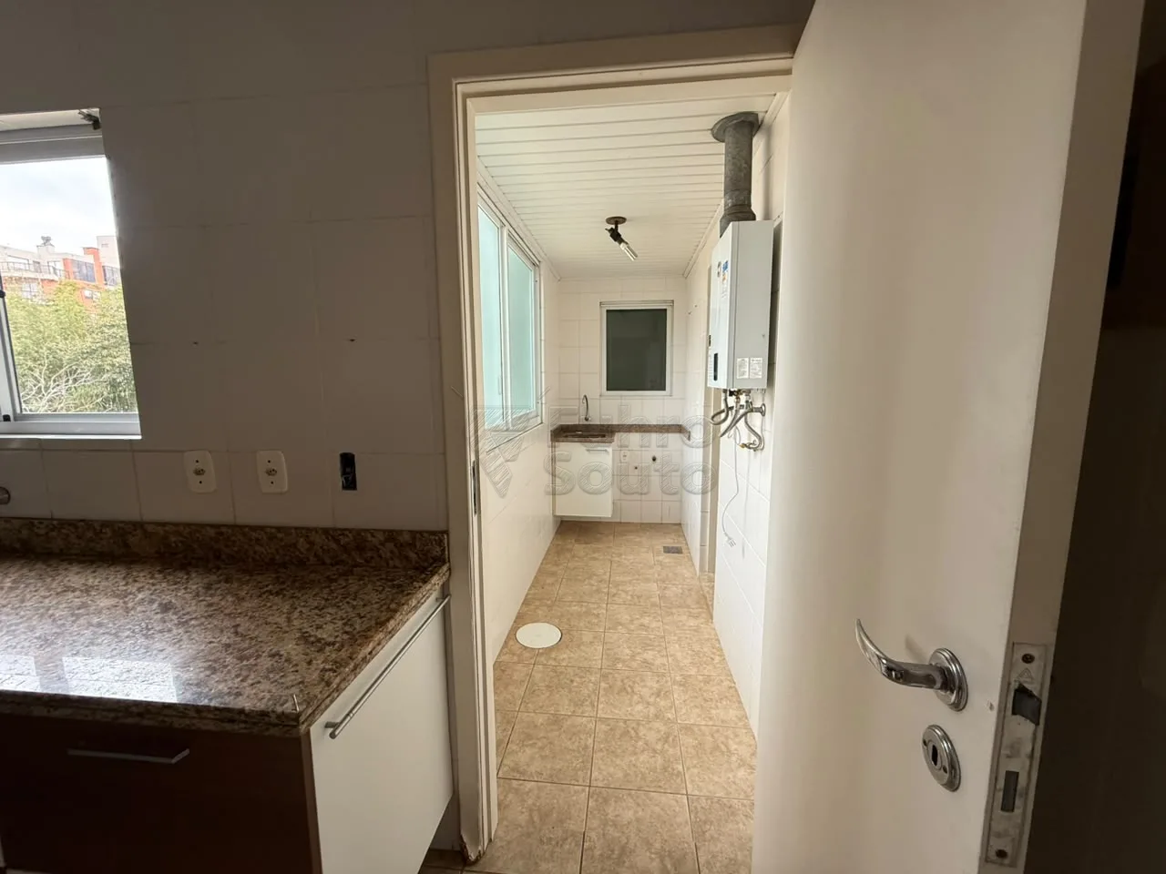 Comprar Apartamento / Padr&atilde;o em Pelotas R$ 600.000,00 - Foto 9