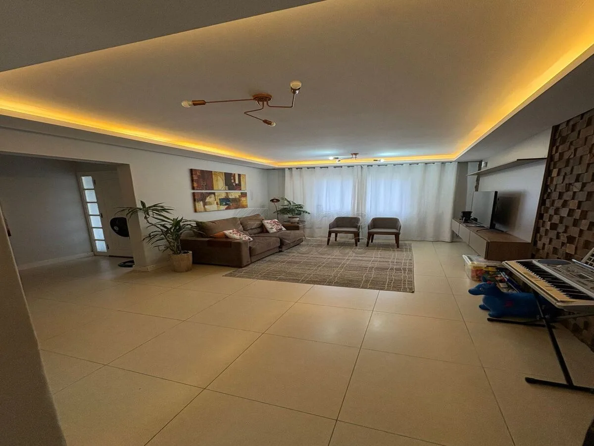Comprar Casa / Padr&atilde;o em Pelotas R$ 650.000,00 - Foto 2