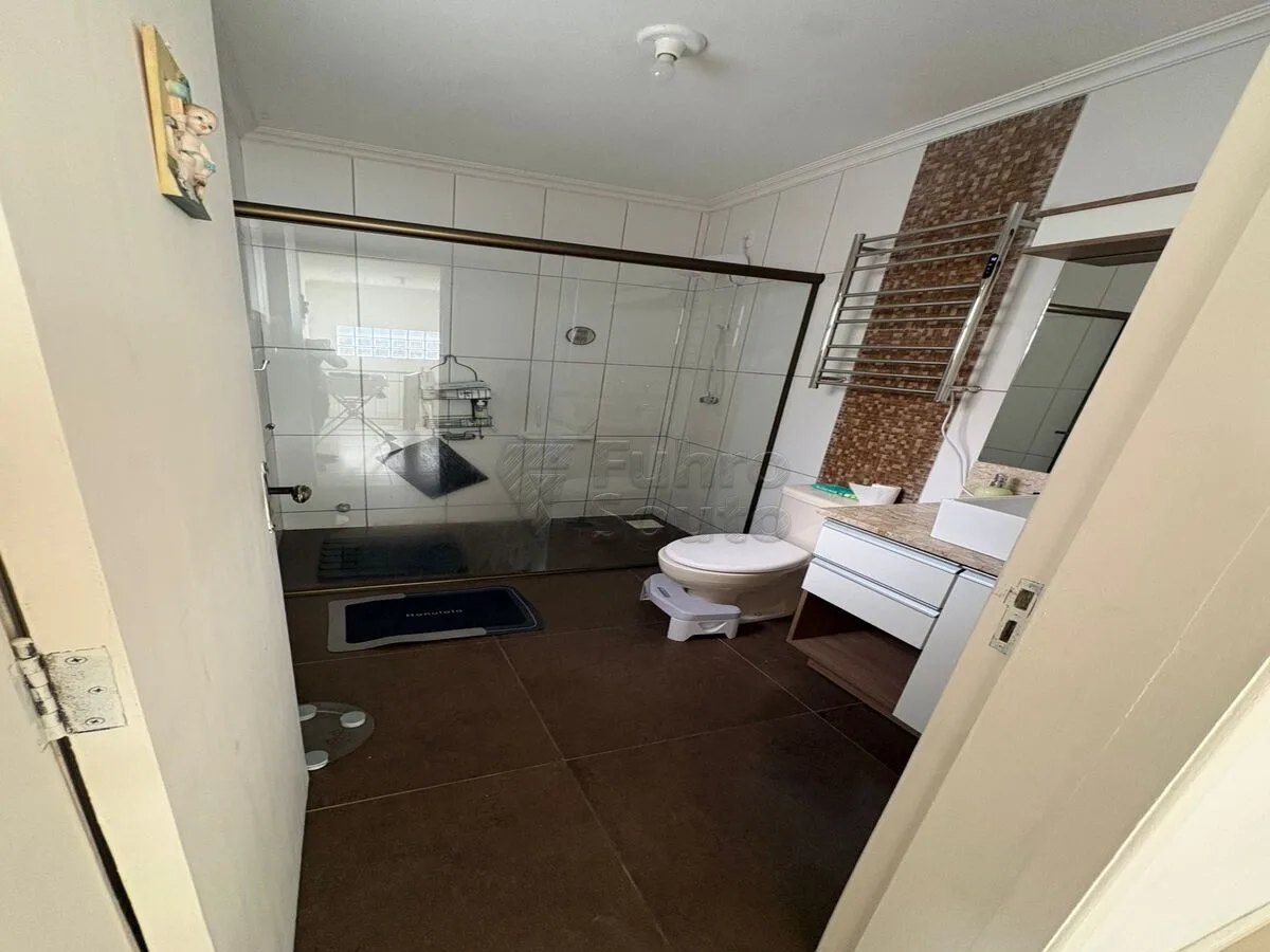 Comprar Casa / Padr&atilde;o em Pelotas R$ 650.000,00 - Foto 7