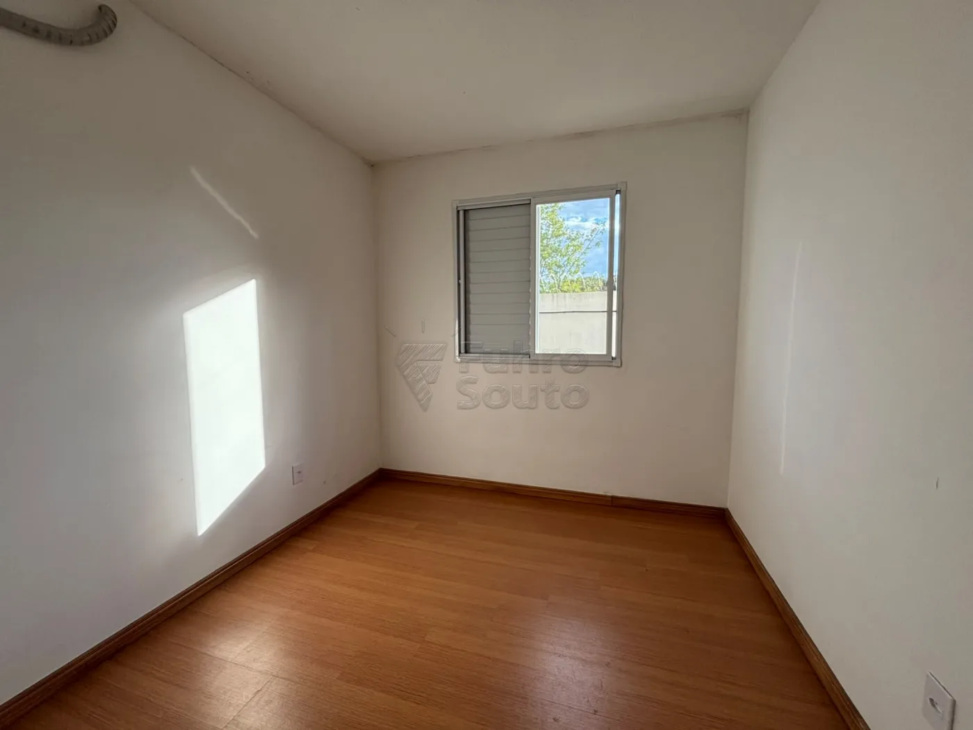 Comprar Apartamento / Padr&atilde;o em Pelotas R$ 220.000,00 - Foto 2