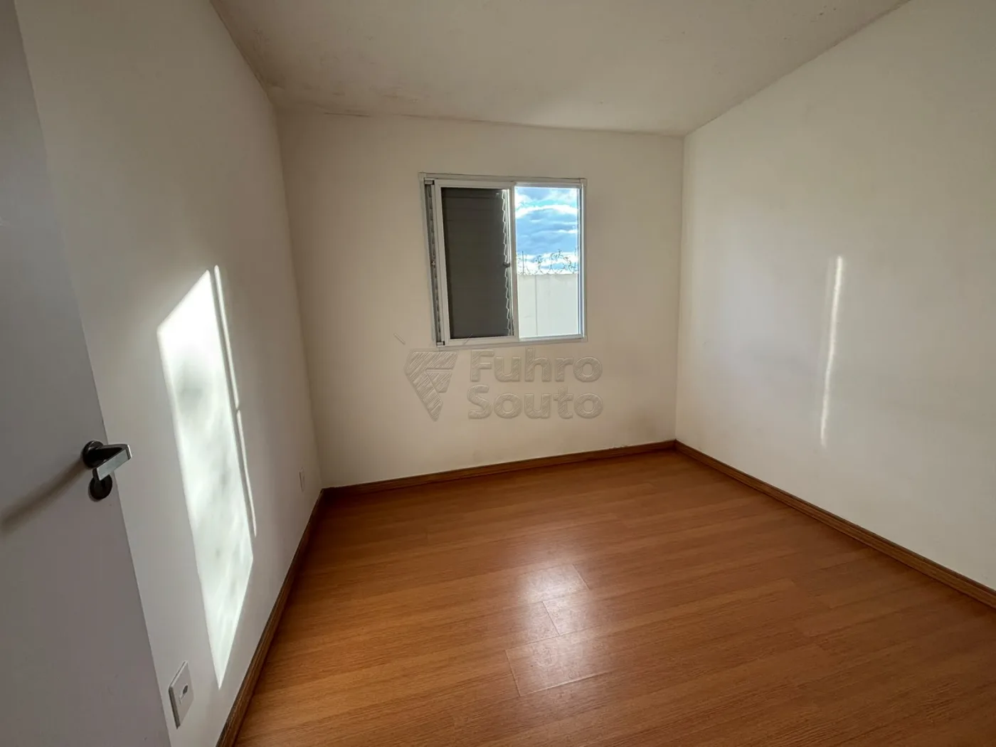 Comprar Apartamento / Padr&atilde;o em Pelotas R$ 220.000,00 - Foto 3