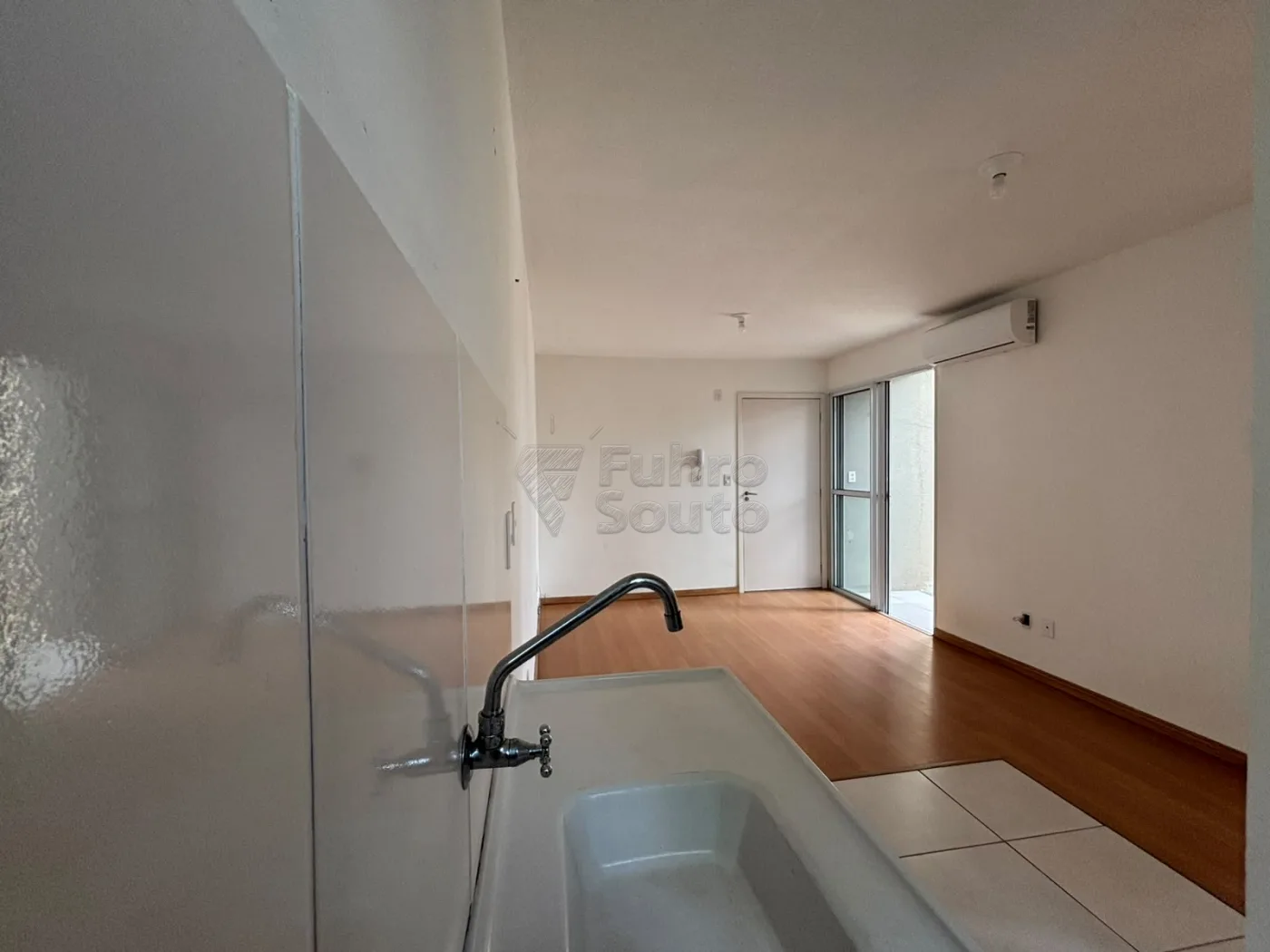 Comprar Apartamento / Padr&atilde;o em Pelotas R$ 220.000,00 - Foto 4