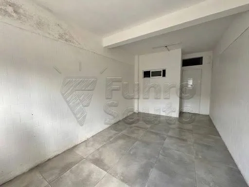 Comprar Casa / Padr&atilde;o em Pelotas R$ 380.000,00 - Foto 3