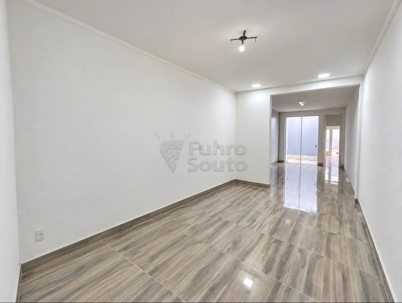 Comprar Casa / Padr&atilde;o em Pelotas R$ 380.000,00 - Foto 1