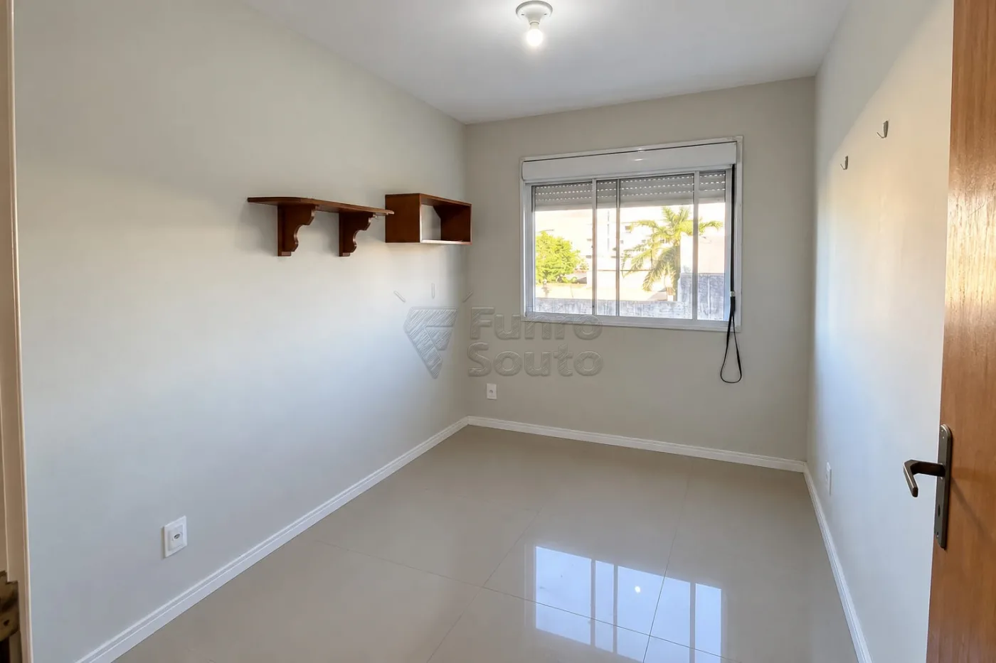 Comprar Apartamento / Padr&atilde;o em Pelotas R$ 238.900,00 - Foto 4