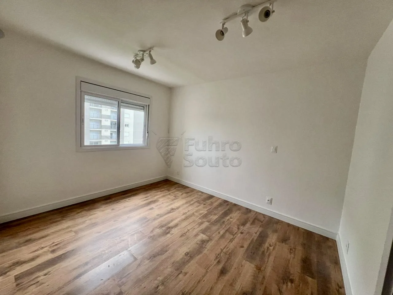 Comprar Apartamento / Padr&atilde;o em Pelotas R$ 382.000,00 - Foto 1
