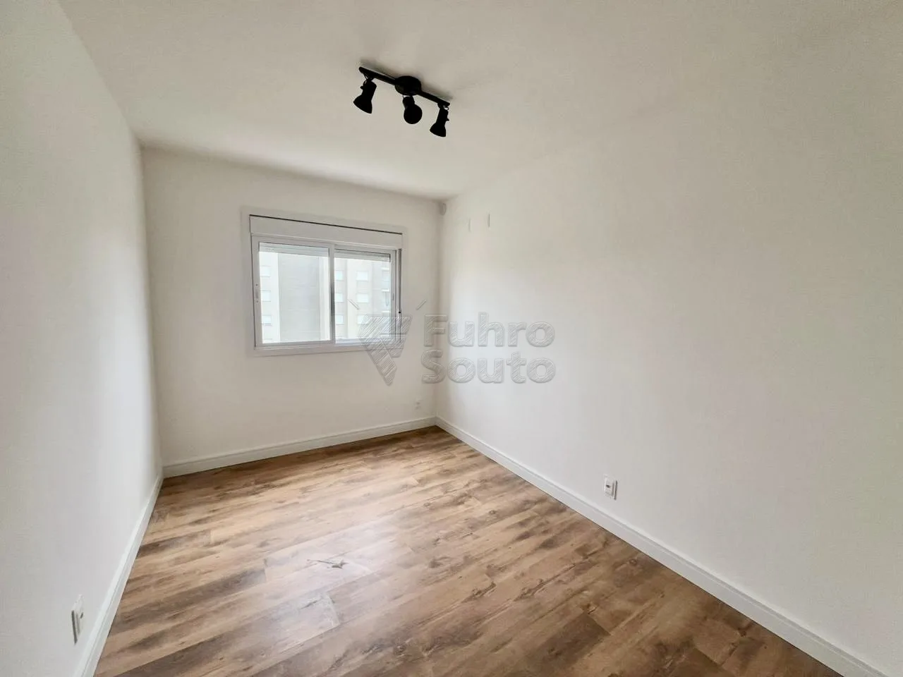 Comprar Apartamento / Padr&atilde;o em Pelotas R$ 382.000,00 - Foto 2