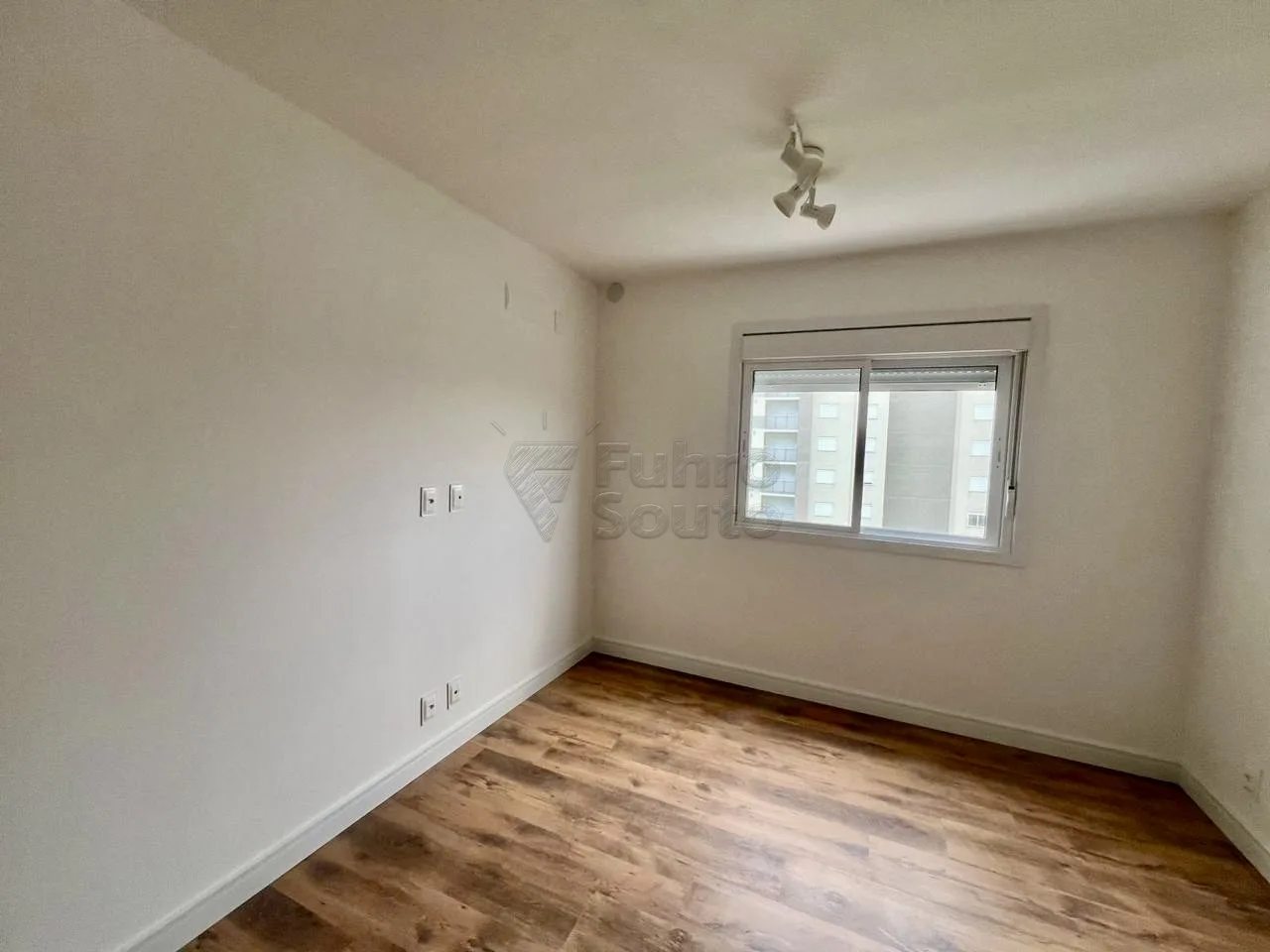 Comprar Apartamento / Padr&atilde;o em Pelotas R$ 382.000,00 - Foto 3