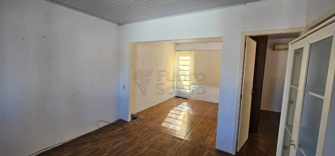 Comprar Casa / Padr&atilde;o em Pelotas R$ 300.000,00 - Foto 1